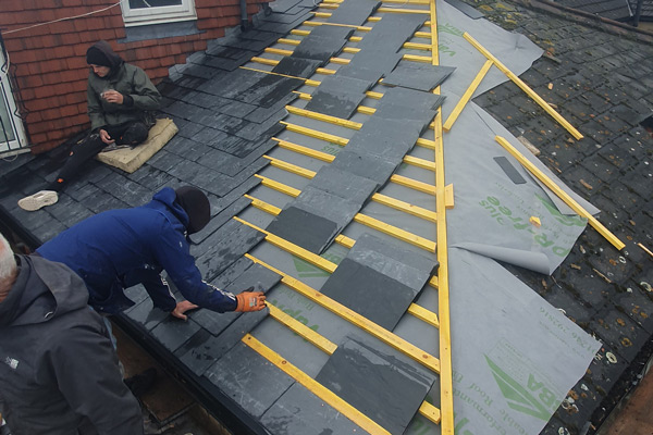 Team retiling roof in Hoddesdon